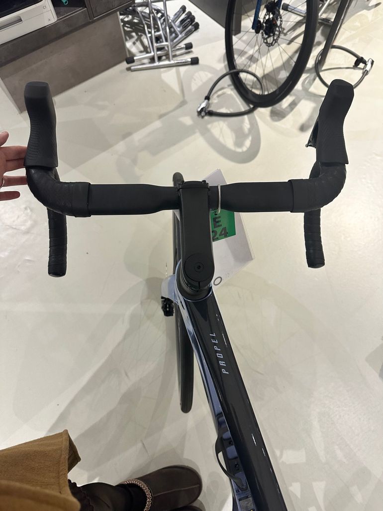 Used Giant Propel Advanced Pro 1 2025 2025 Road & Gravel, Blue — image 7 of 8