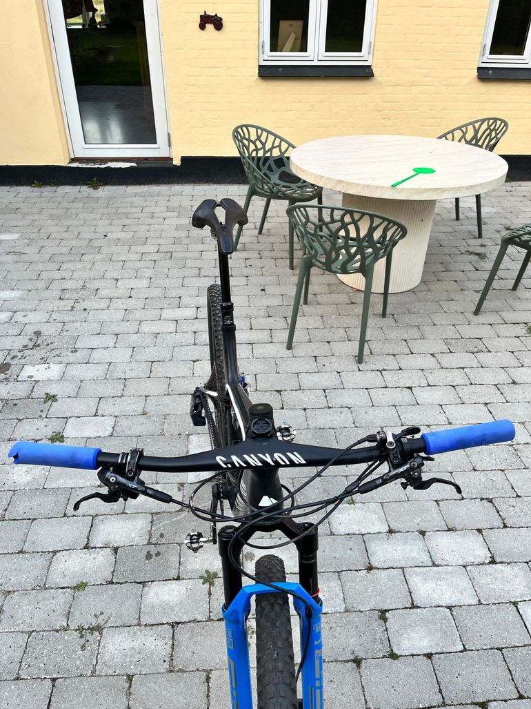 Used Canyon Lux CF 8 2021 2021 Mountainbike, Black, 29 — image 2 of 7