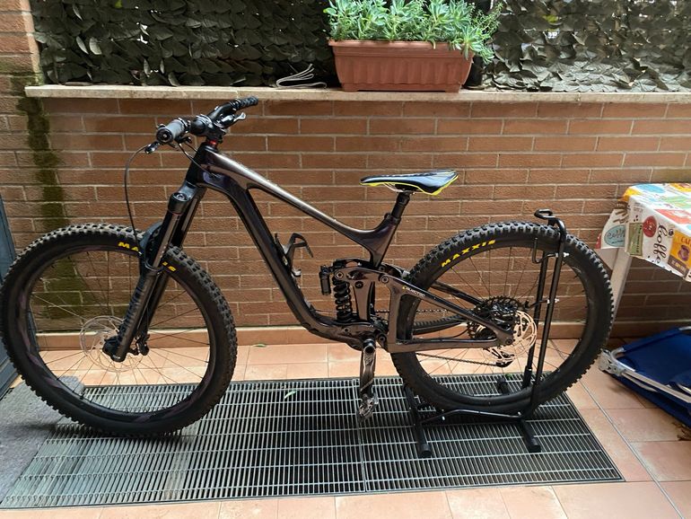 Used Giant Reign Shimano Deore XT 2021 Mountainbike, Black — image 2 of 11