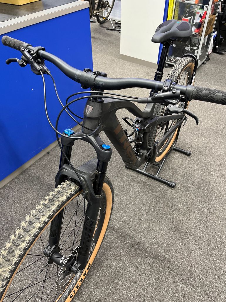 Used Trek Top Fuel 9.7 2023 2023 Mountainbike, Black, 27.5, 29 — image 4 of 7