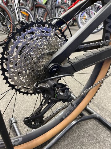 Used Trek Top Fuel 9.7 2023 2023 Mountainbike, Black, 27.5, 29 — image 3 of 7