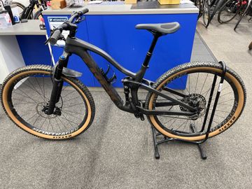 Used Trek Top Fuel 9.7 2023 2023 Mountainbike, Black, 27.5, 29 — image 2 of 7