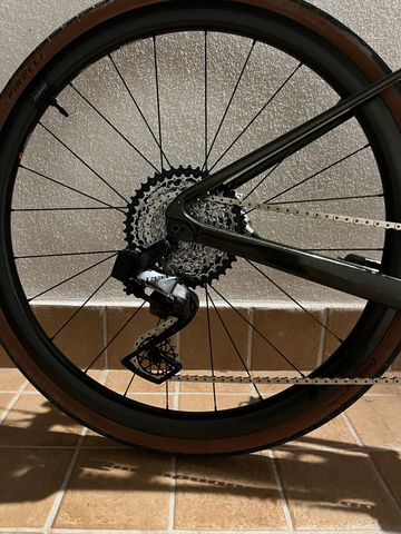 Used Giant Revolt SRAM Red eTap AXS 2022 Road & Gravel, Green — image 3 of 7