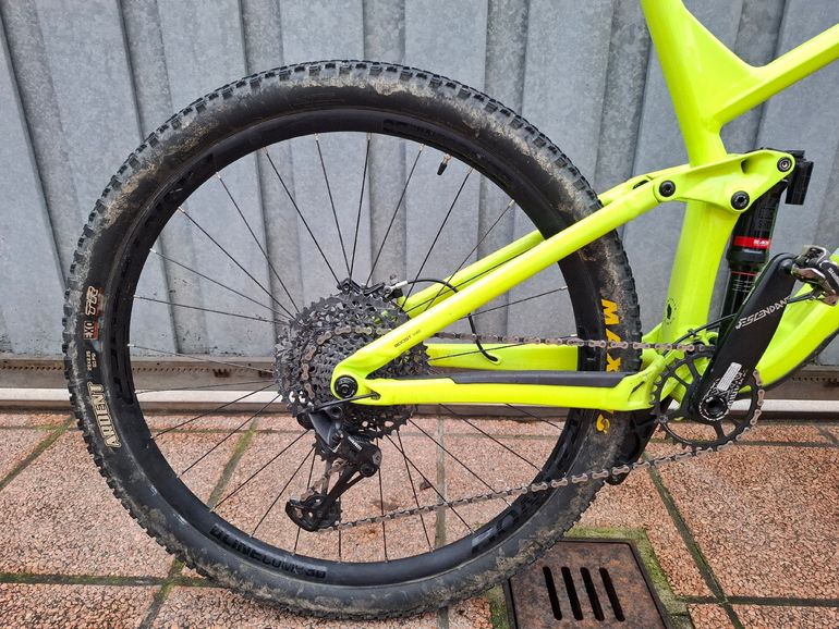 Used Trek Slash 8 2020 Mountainbike, Green — image 2 of 6