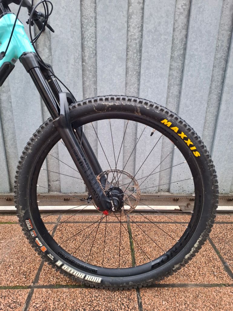 Used Trek Slash 8 2020 Mountainbike, Green — image 3 of 6