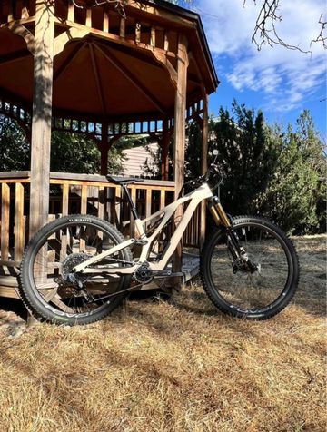 Used Specialized Stumpjumper EVO Pro 2022 2022 Mountainbike, White, 29 — image 1 of 10