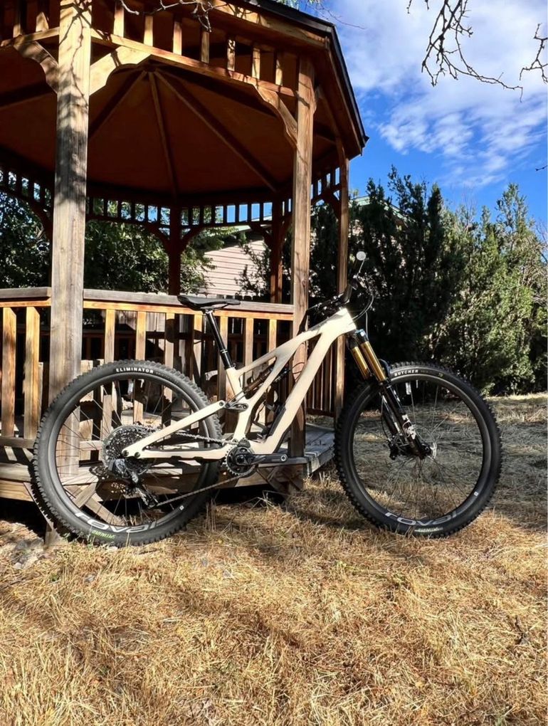Used Specialized Stumpjumper EVO Pro 2022 2022 Mountainbike, White, 29 — image 1 of 10