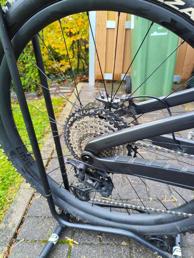 Used Trek Slash 9.8 XT 2022 2022 Mountainbike, Black, 29 — image 9 of 12