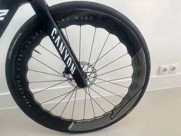 Used Canyon Aeroad CFR Disc eTap 2024 2024 Road & Gravel, Black — image 3 of 8