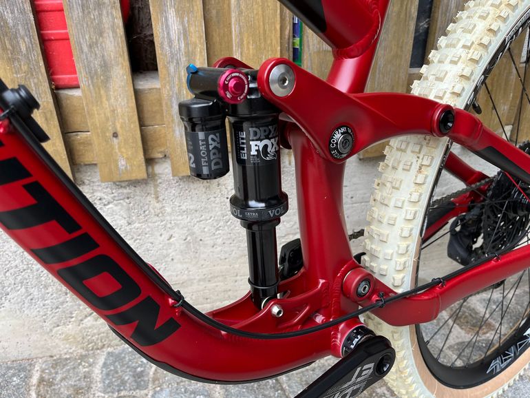 Used Transition Sentinel Alloy Custom 2019 Mountainbike, Red — image 8 of 11