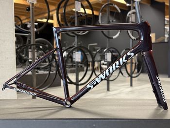 Used Specialized S-Works Tarmac SL8 Rahmenset - Gloss Solidity / Red To Black Pearl / Metallic White Silver Frameset 2025 Road & Gravel