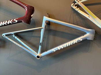 Used Specialized S-Works Tarmac SL8 Rahmenset - Gloss Glacial Metallic / Red To Gold Pearl / White Frameset 2025 Road & Gravel