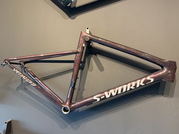 Used Specialized S-Works Tarmac SL8 Rahmenset - Gloss Carbon / Bordeaux Metallic + Nebula Directional Brush / Pearl Over White Frameset 2026 Road & Gravel