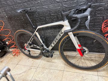 Used Trek SL6 2025 Road & Gravel, Light Gray — image 1 of 8