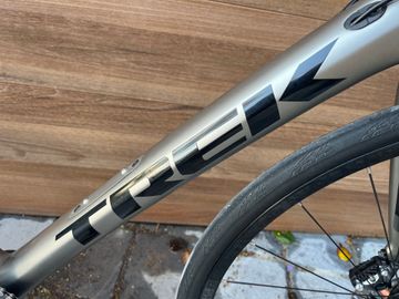 Used Trek Domane SL 6 Disc 2019 2019 Road & Gravel, Light Gray — image 4 of 5