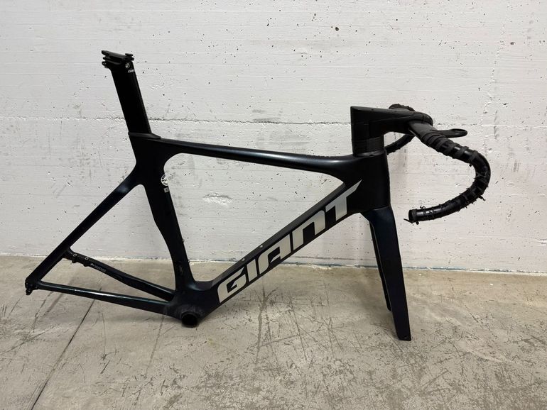 Used Giant Propel Advanced Pro Disc 1 2022 Frameset 2022 Road & Gravel, Black — image 1 of 5