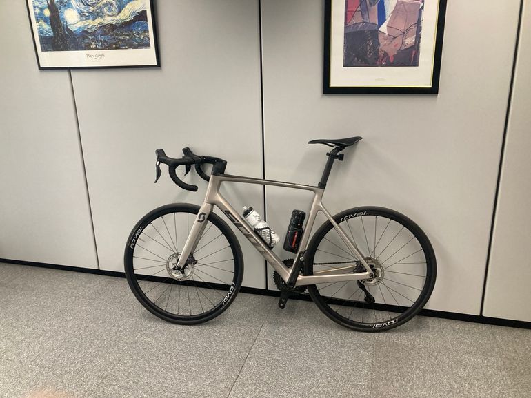 Used Scott Addict RC 10 2022 2022 Road & Gravel, Light Gray — image 3 of 4