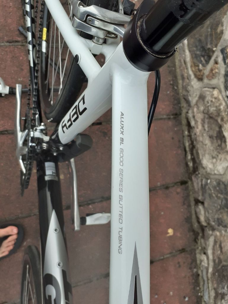 Used Giant Defy 3 2016 2016 Road & Gravel, Light Gray — image 9 of 14