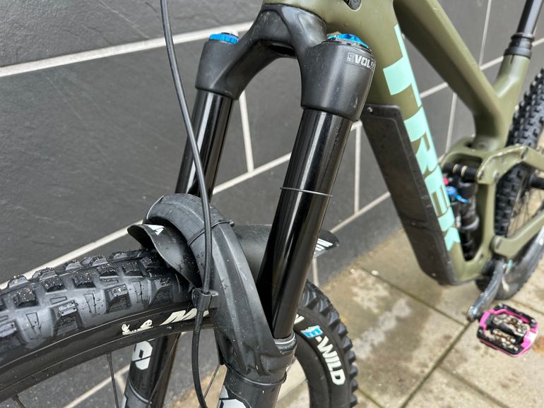 Used Trek Slash Shimano SLX 2022 Mountainbike, Green — image 10 of 13