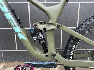 Used Trek Slash Shimano SLX 2022 Mountainbike, Green — image 8 of 13