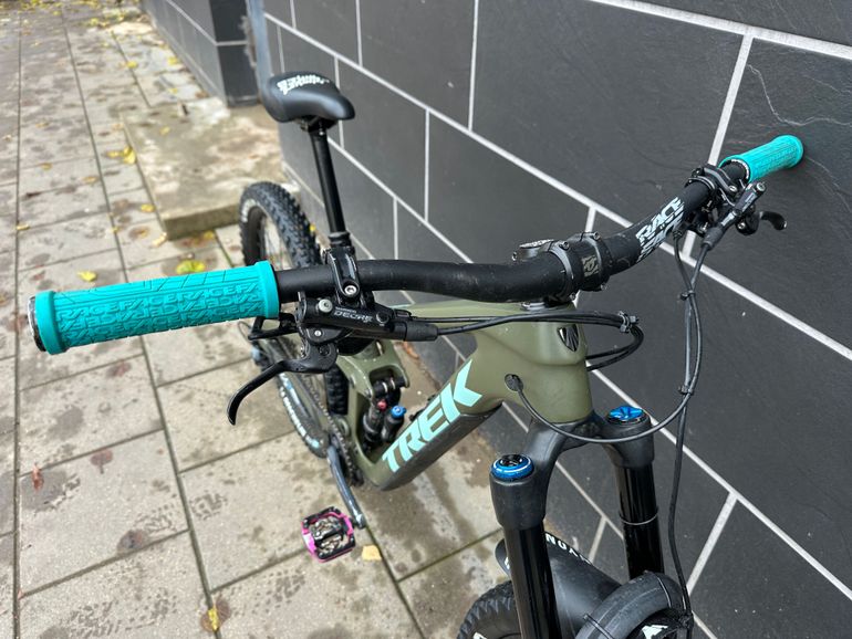 Used Trek Slash Shimano SLX 2022 Mountainbike, Green — image 13 of 13