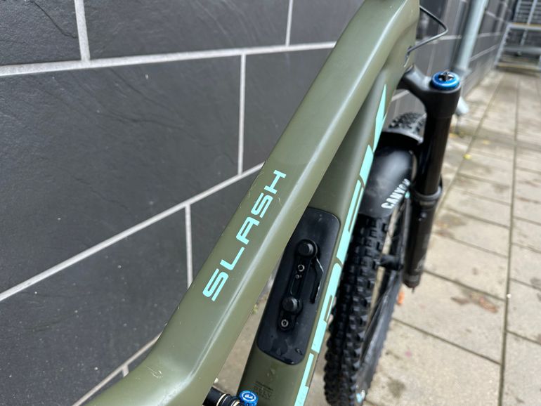 Used Trek Slash Shimano SLX 2022 Mountainbike, Green — image 7 of 13