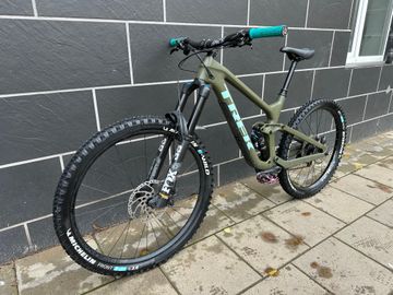 Used Trek Slash Shimano SLX 2022 Mountainbike, Green — image 9 of 13