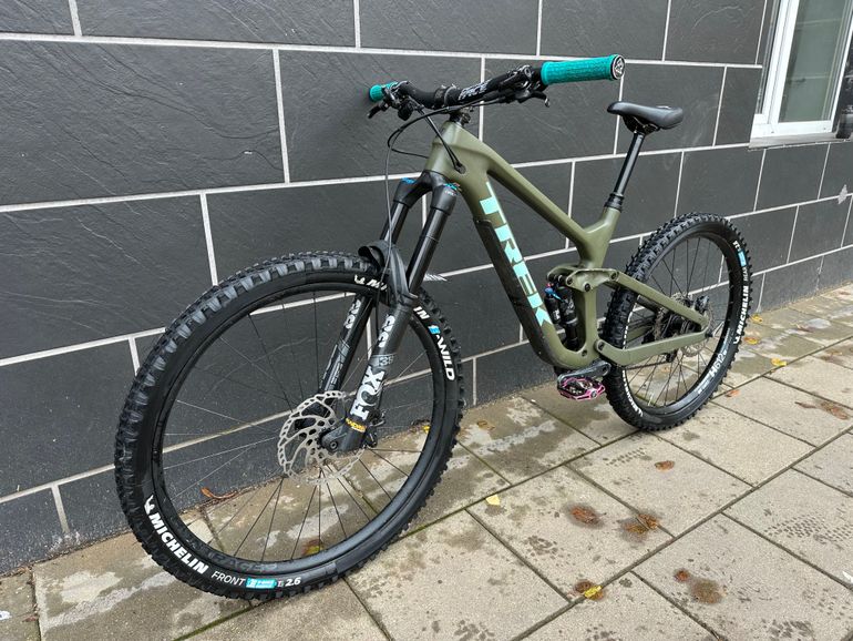 Used Trek Slash Shimano SLX 2022 Mountainbike, Green — image 9 of 13
