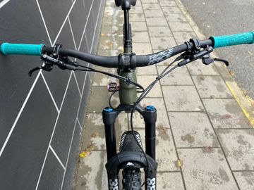 Used Trek Slash Shimano SLX 2022 Mountainbike, Green — image 11 of 13