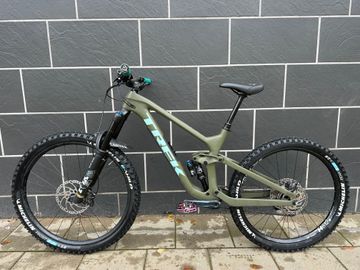 Used Trek Slash Shimano SLX 2022 Mountainbike, Green — image 3 of 13