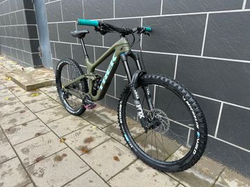 Used Trek Slash Shimano SLX 2022 Mountainbike, Green — image 1 of 13