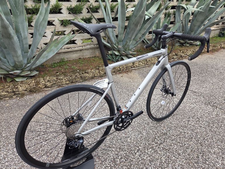 Cannondale CAAD13 Disc Ultegra 2024 2024 Road & Gravel usato, Grigio chiaro — immagine 2 di 6