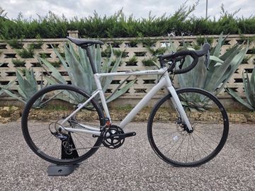 Cannondale CAAD13 Disc Ultegra 2024 2024 Road & Gravel usato, Grigio chiaro — immagine 1 di 6