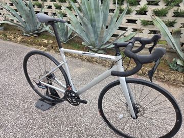 Cannondale CAAD13 Disc Ultegra 2024 2024 Road & Gravel usato, Grigio chiaro — immagine 3 di 6