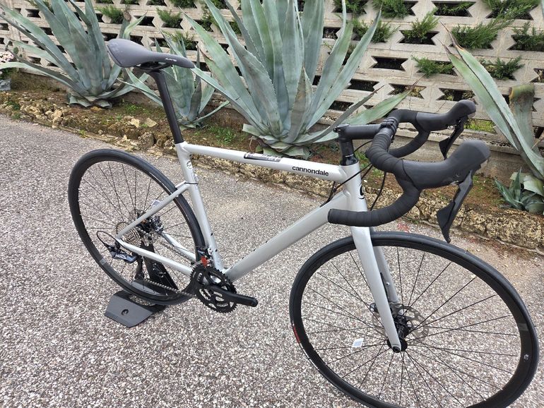 Cannondale CAAD13 Disc Ultegra 2024 2024 Road & Gravel usato, Grigio chiaro — immagine 3 di 6