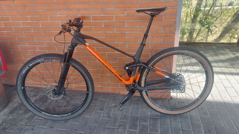 Used Mondraker F-PODIUM CARBON 2023 2023 Mountainbike, Orange, 29 — image 2 of 5