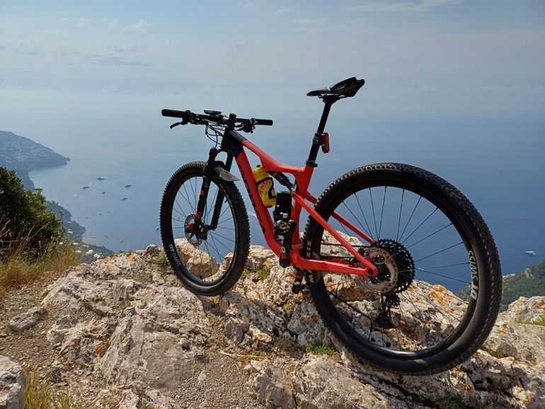 Used Orbea OIZ M20 TR 2022 2022 Mountainbike, Red, 29 — image 1 of 4