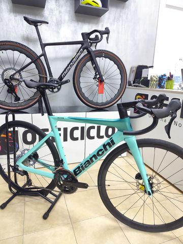 Bianchi Race 2025 2025 Road & Gravel usato, Blu — immagine 2 di 5