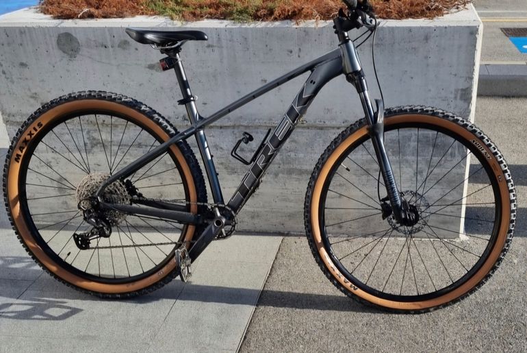 Used Trek 8 2022 2022 Mountainbike, Light Gray — image 2 of 6