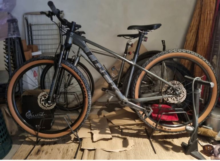 Used Trek 8 2022 2022 Mountainbike, Light Gray — image 3 of 6