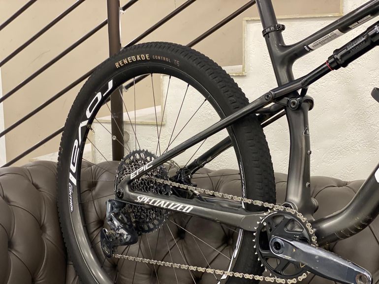 Used Specialized Epic Expert 2022 2022 Mountainbike, Black, 29 — image 10 of 14