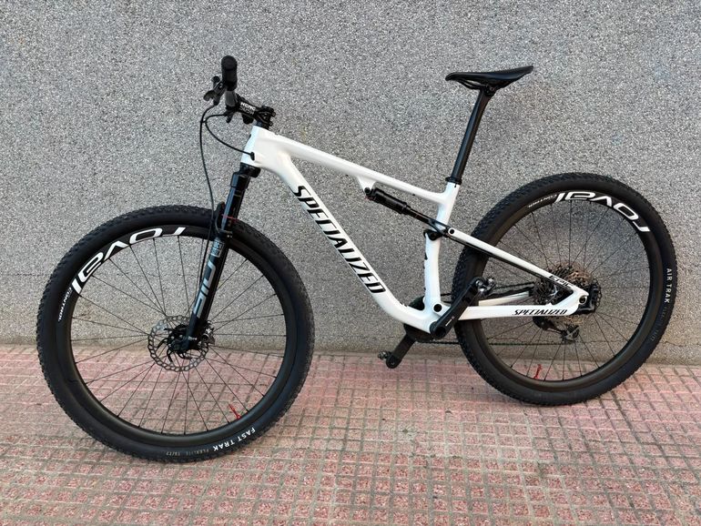 Used Specialized Epic Pro 2021 2021 Mountainbike, White, 29 — image 2 of 7