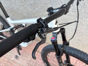 Used Specialized Epic Pro 2021 2021 Mountainbike, White, 29 — image 4 of 7