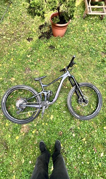 Used Giant Reign 1 2024 2024 Mountainbike, Black, 29 — image 5 of 9