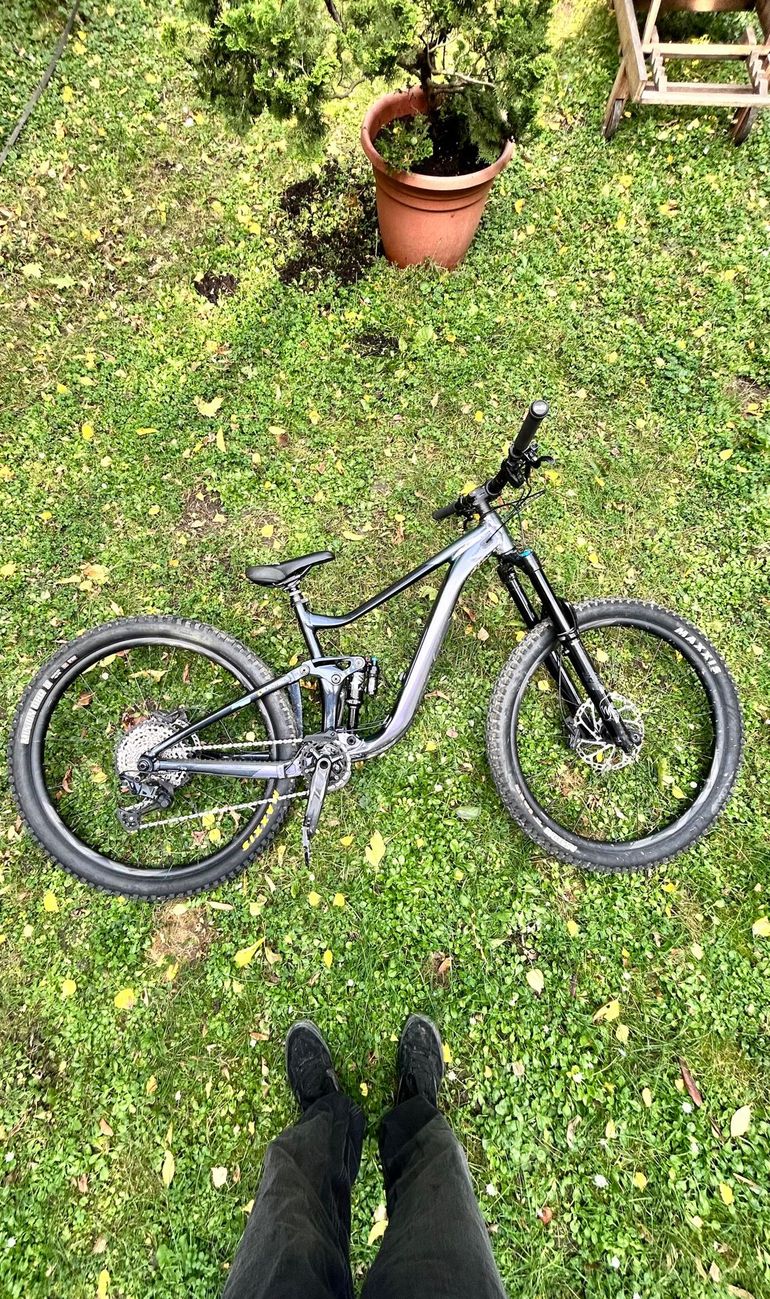 Used Giant Reign 1 2024 2024 Mountainbike, Black, 29 — image 5 of 9