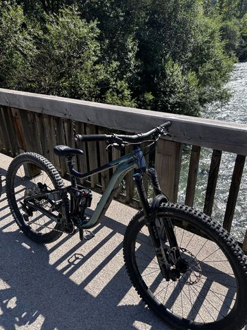 Used Giant Reign 1 2024 2024 Mountainbike, Black, 29 — image 6 of 9