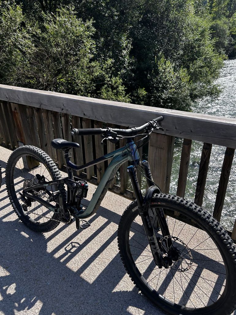 Used Giant Reign 1 2024 2024 Mountainbike, Black, 29 — image 6 of 9