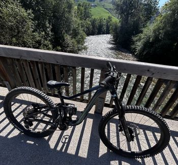 Used Giant Reign 1 2024 2024 Mountainbike, Black, 29 — image 8 of 9