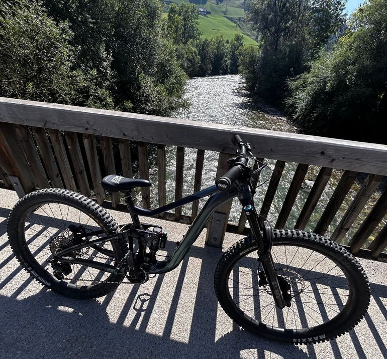 Used Giant Reign 1 2024 2024 Mountainbike, Black, 29 — image 8 of 9