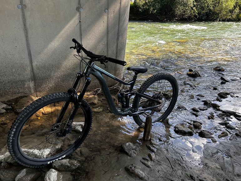 Used Giant Reign 1 2024 2024 Mountainbike, Black, 29 — image 2 of 9